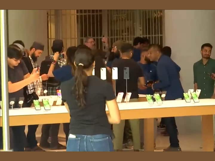 एप्पल स्टोर के अलावा नई सीरीज फ्लिपकार्ट, क्रोमा, अमेजन और iStore से खरीदी जा सकती है. सभी जगह बैंक डिस्काउंट और एक्सचेंज ऑफर का लाभ दिया जा रहा है.एप्पल की आधिकारिक वेबसाइट पर 2,000 रुपये से लेकर 67,800 रुपये तक की ट्रेड इनवैल्यू ऑफर की जा रही है.