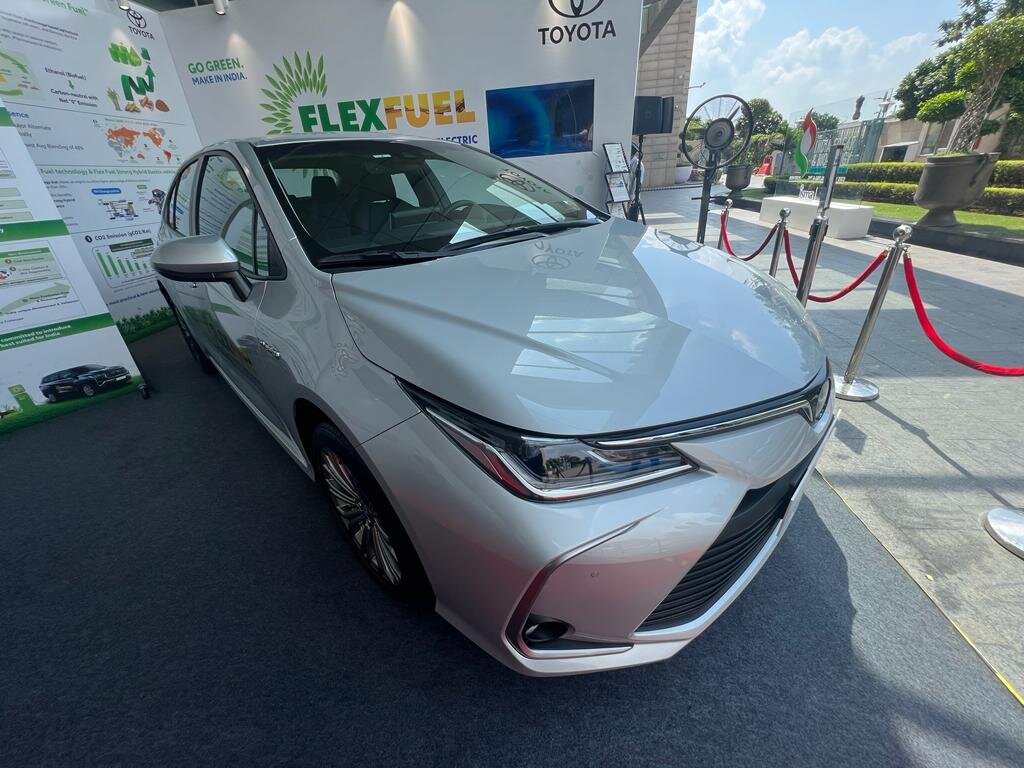 Toyota Corolla Flex Fuel: देखिए टोयोटा कोरोला फ्लेक्स फ्यूल हाइब्रिड की पहली झलक, घटेगी लागत, कम होगा उत्सर्जन