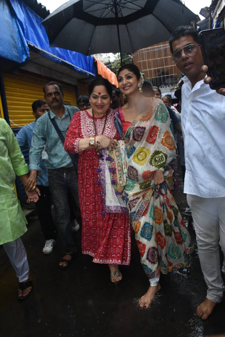 શિલ્પા શેટ્ટી આજે માતા સાથે લાલ બાગના રાજાના દરબારમાં પહોંચી હતી. ગોલ્ડન અને ટીક્કિ વર્કની સાડીમાં શિલ્પા બેહદ સુદર દેખાતી હતી.