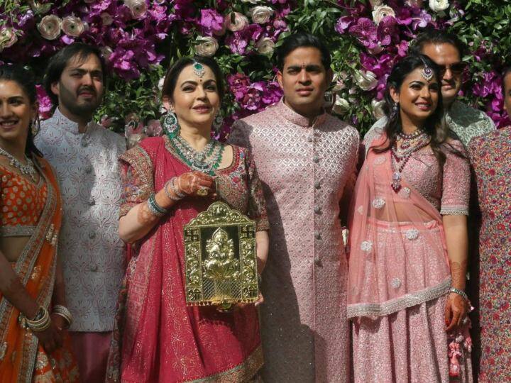 वहीं भारत के अरबपतियों की शादी में अरबों रुपये तक खर्च हो जाते हैं, लेकिन क्या आपको पता है भारत के सबसे खर्चीली शादियों के बारे में, जो अरबपतियों द्वारा की गईं. यहां ऐसे ही कुछ शादियों के बारे में जानकारी दी गई है.