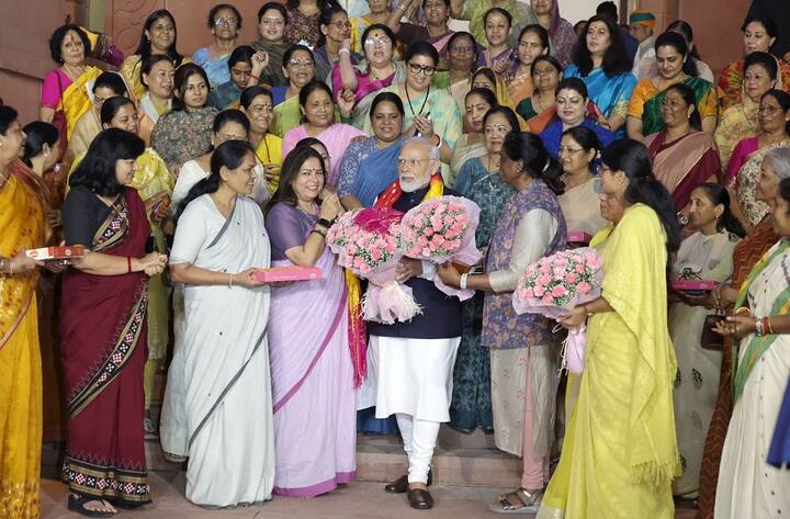 નારી શક્તિ વંદન અધિનિયમ બિલ પસાર થયા બાદ રાજ્યસભાની બહાર ઉજવણીનો માહોલ જોવા મળ્યો હતો અને મહિલા સાંસદોના ચહેરા પર ચમક જોવા મળી હતી.