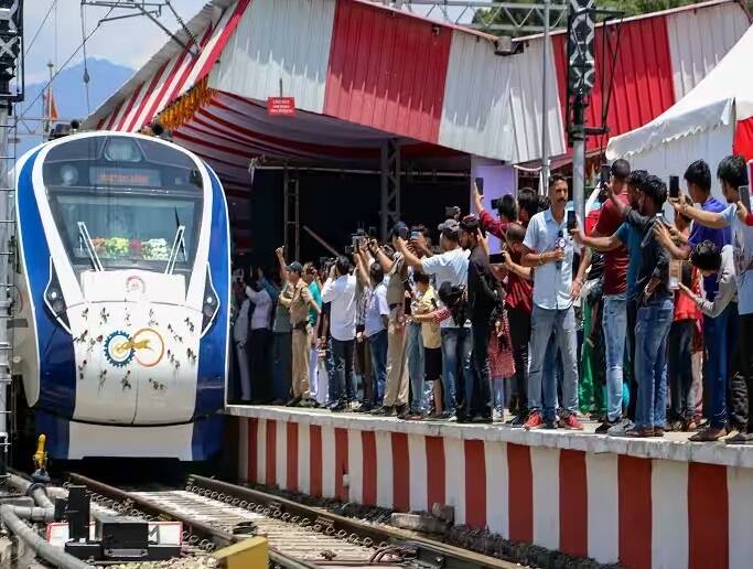 રાજસ્થાનને વધુ એક વંદે ભારત ટ્રેનની ભેટ મળવા જઈ રહી છે. આ ટ્રેન ઉદયપુરથી જયપુર થઈને અજમેર જશે. 24 સપ્ટેમ્બર, 2023 ના રોજ પીએમ મોદી દ્વારા આ ટ્રેનનું વર્ચ્યુઅલ રીતે અનાવરણ કરવામાં આવશે.