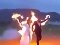 शादी के दिन दूल्हा-दुल्हन ने अपने शरीर पर लगाई आग, फिर मारी फंक्शन में एंट्री, देखें PHOTOS