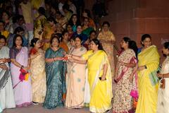 IN Pics: जब पास हुआ महिला आरक्षण विधेयक तो पीएम मोदी का महिला सांसदों ने ऐसे किया स्वागत