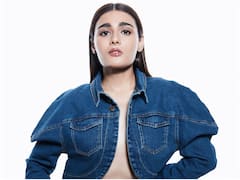 Shalini Pandey Photos : డెనిమ్ జాకెట్ బటన్స్ విప్పేసి 'అర్జున్ రెడ్డి' హీరోయిన్ ఫోటోషూట్