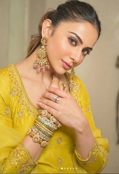 ਹਾਲ ਹੀ ਵਿੱਚ, ਅਦਾਕਾਰਾ ਨੇ ਆਪਣੇ ਮਨਮੋਹਕ ਅੰਦਾਜ਼ ਦਾ ਪ੍ਰਦਰਸ਼ਨ ਕਰਕੇ ਆਪਣੇ ਪ੍ਰਸ਼ੰਸਕਾਂ ਦਾ ਧਿਆਨ ਆਪਣੇ ਵੱਲ ਖਿੱਚਿਆ ਹੈ। ਇਨ੍ਹਾਂ ਤਸਵੀਰਾਂ 'ਚ ਉਸ ਦਾ ਕਿਲਰ ਅੰਦਾਜ਼ ਦੇਖ ਕੇ ਪ੍ਰਸ਼ੰਸਕਾਂ ਦੇ ਦਿਲ ਹਾਰ ਗਏ ਹਨ। ਦੇਖੋ ਅਦਾਕਾਰਾ ਦਾ ਮਨਮੋਹਕ ਅੰਦਾਜ਼...