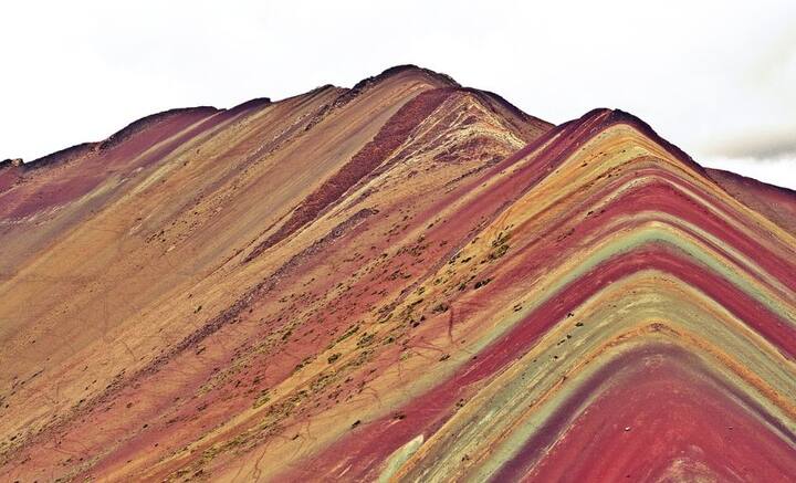 রেনবো মাউন্টেন, পেরু- তাপমাত্রার বৃদ্ধিতে ২০১৫ সালে প্রথম বার সমস্ত বরফ গলে যায়। তাতেই পেরুর ভিনিকুনকা পর্বতমালার আসল, রামধনু রং সামনে আসে। খাঁজে খাঁজে খনিজ জমেই ওই রং ফুটে উঠেছে বলে মত বিজ্ঞানীদের।