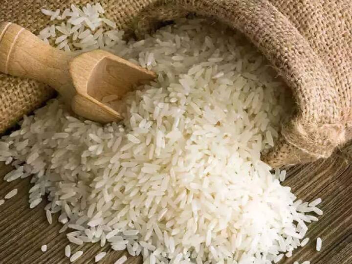 चावल - चावल को चांदी के समान माना जाता है. पितरों को ध्यान करके कच्चे चावल का दान करना चाहिए. इससे आपके आर्थिक तंगी दूर होती है.