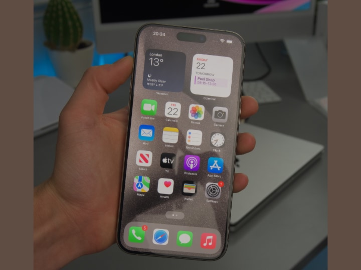 वहीं, iPhone 15 Pro और 15 Pro Max को कंपनी ने काले टाइटेनियम, सफेद टाइटेनियम, नीले टाइटेनियम और प्राकृतिक टाइटेनियम फिनिश में लॉन्च किया है. iPhone 15 Pro की कीमत 1,34,900 रुपये से शुरू होती है और ये 128GB, 256GB, 512GB और 1TB स्टोरेज क्षमता में उपलब्ध है.