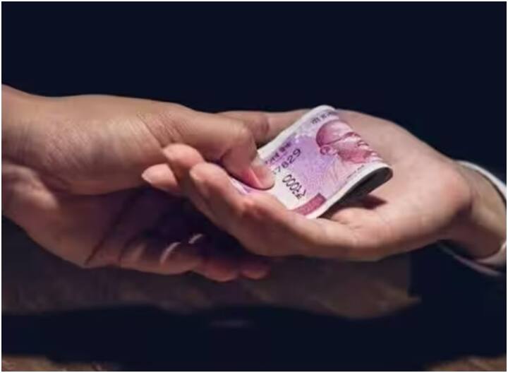 CBI team arrested clerk of Union Bank of India in Sonbhadra with bribe of Rs 18 thousand UP News UP News: सोनभद्र में बैंक क्लर्क ने लोन के बदले मांगी रिश्वत, सीबीआई ने रंगे हाथों किया गिरफ्तार