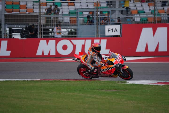 Q2 सेशन की भी शुरुआत होने वाली थी, जहां बुद्ध सर्किट में पहले 1:43 लैप का दावा किया गया था. जैसा कि पहले उल्लेख किया गया है, पोल के लिए मार्टिन और बेज़ेची के बीच एक करीबी मुकाबला था, जबकि रेपसोल होंडा टीम ने भी पी6 में जोन मीर और मार्क मार्केज़ के साथ मजबूत प्रदर्शन किया.