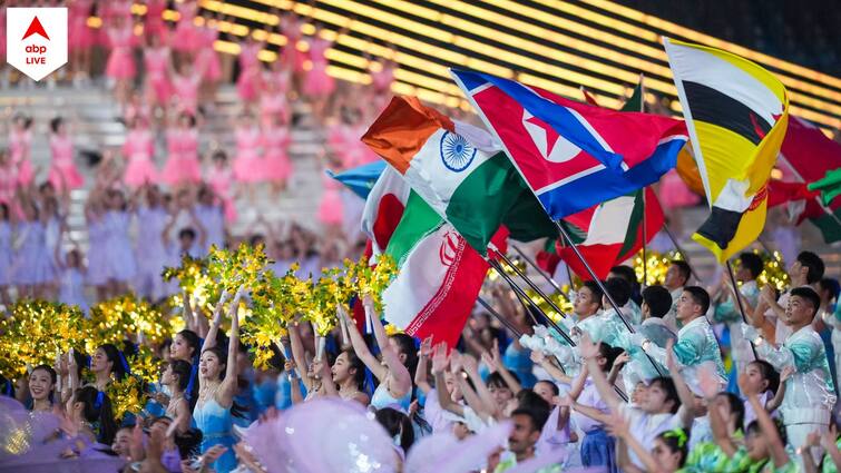 Flag bearers Lovlina Borgohain and Harmanpreet Singh lead the Indian contingent during the opening ceremony of the 19th Asian Games at Hangzhou Asian Games Opening: এশিয়ান গেমসের উদ্বোধনে আতসবাজির পরিবর্তে থ্রি ডি আলো, পতাকা বহন করে উচ্ছ্বসিত হরমনপ্রীত-লভলিনা