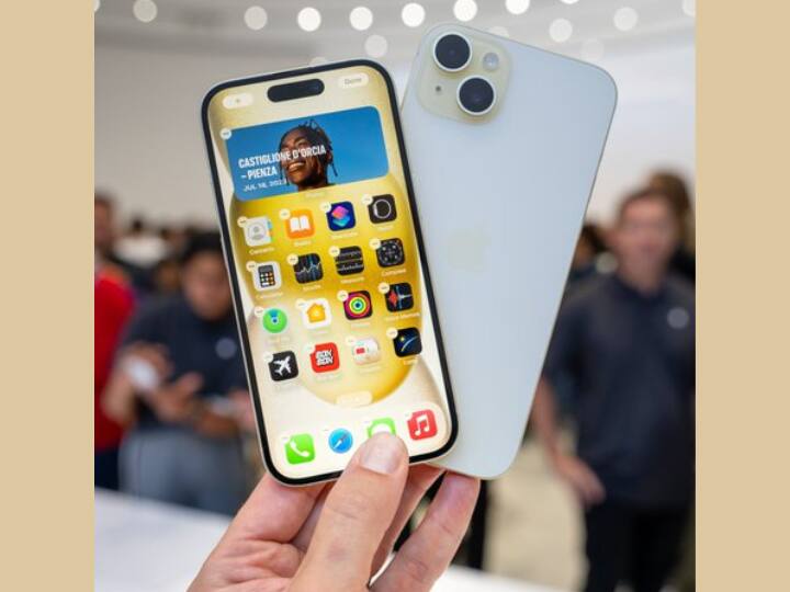 iPhone 15 और iPhone 15 Plus की बिक्री शुरू हो गई है. इन्हें आप 128GB, 256GB और 512GB स्टोरेज क्षमता के साथ गुलाबी, पीले, हरे, नीले और काले रंग में खरीद सकते हैं जिनकी शुरुआती कीमत क्रमश: 79,900 रुपये और 89,900 रुपये है.