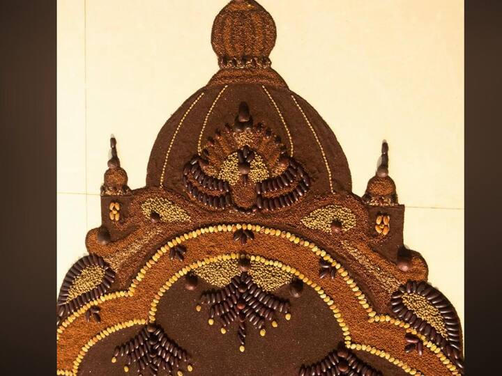 महालक्ष्मीसमोर रांगोळीच्या माध्यमातून पांडुरंगाची प्रतिमा तयार करण्यासाठी अर्चना शिंदे यांना तब्बल 32  तासांचा कालावधी लागला आहे.