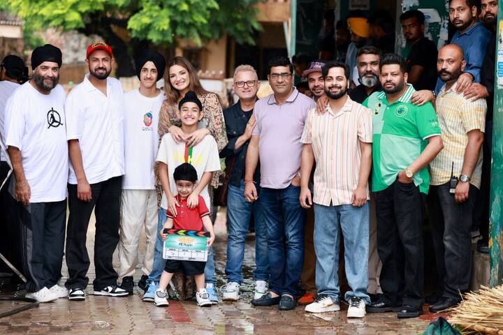 ਇਸ ਤੋਂ ਇਲਾਵਾ ਮਾਂ ਰਵਨੀਤ ਗਰੇਵਾਲ ਨੇ ਪੋਸਟ ਸ਼ੇਅਰ ਕਰਦੇ ਹੋਏ ਲਿਖਿਆ, ਹੈਪੀ ਬਰਥ੍ਡੇ ਸ਼ਿੰਦਾ... ਮੰਮਾ ਤੁਹਾਨੂੰ ਬਹੁਤ ਪਿਆਰ ਕਰਦੇ ਨੇ, ਇਸ ਤੋਂ ਇਲਾਵਾ ਸ਼ਿੰਦਾ ਦੇ ਵੱਡੇ ਭਰਾ ਵੱਲੋਂ ਵੀ ਖਾਸ ਪੋਸਟ ਸ਼ੇਅਰ ਕਰ ਆਪਣੇ ਛੋਟੇ ਭਰਾ ਨੂੰ ਜਨਮਦਿਨ ਦੀ ਵਧਾਈ ਦਿੱਤੀ ਗਈ ਹੈ।