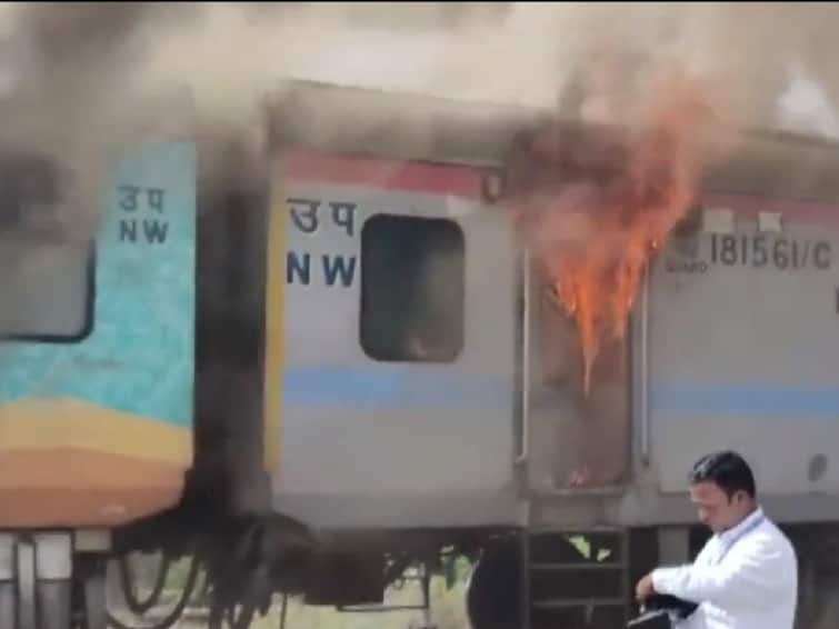 Fire incident in humsafar express train from Trichy to Gujarat; Fast-acting passenger damage details inside Fire Accident: திருச்சியில் இருந்து குஜராத் சென்ற ஹம்சஃபர் விரைவு ரயிலில் தீ விபத்து; இரண்டு பெட்டிகள் எரிந்து நாசம்