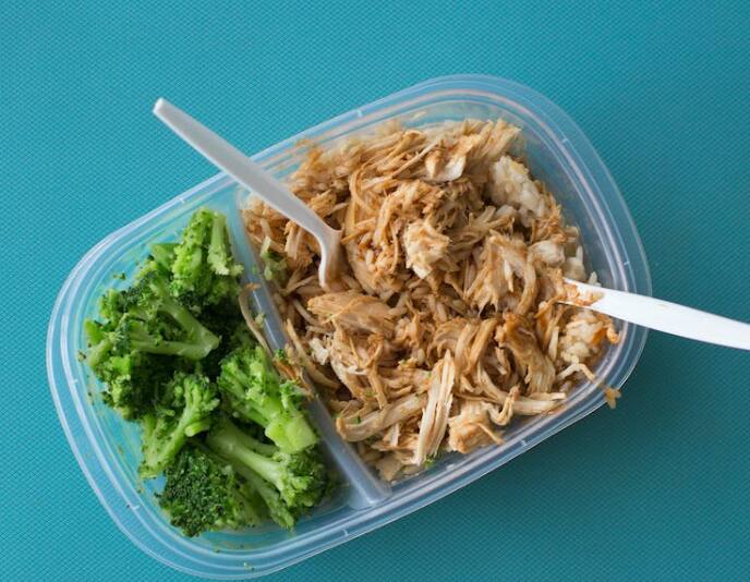 लंच बॉक्स हा जवळपास सर्वच शाळेत जाणाऱ्या मुलांसाठी आवश्यक वस्तूंपैकी  एक आहे. मुले दुपारचे या लंच बाॅक्समध्ये घेऊन जातात. मुलांच्या जेवणाशी हे  संबंधित असल्याने जेवणाचा डबा निवडताना खूप काळजी घेतली पाहिजे.