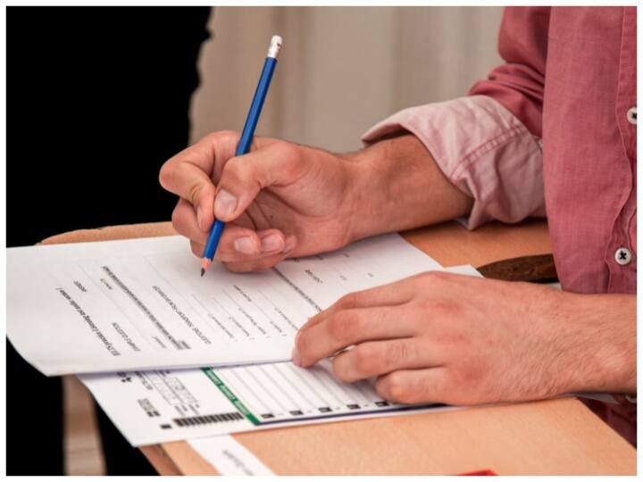 सही जवाब के लिए +3 मार्क्स मिलेंगे, गलत जवाब के लिए एक अंक कटेगा और जिनका आंसर नहीं देंगे उसके लिए न मिलेंगे न ही कटेंगे. हालांकि एग्जाम पैर्टन में बदलाव होता रहता है इसलिए इस जानकारी को संभावित मानकर चलें.