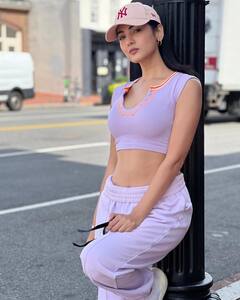 Sonal Chauhan PHOTO: અમેરિકાની શેરીઓમાં કુલ અંદાજમાં જોવા મળી સોનલ ચૌહાણ