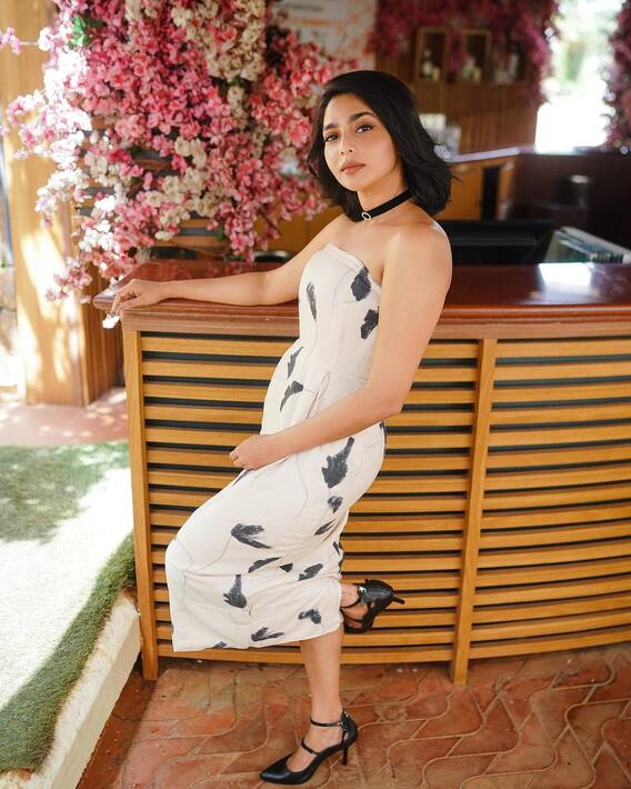 Aishwarya Lekshmi Photos: వైట్ కలర్ కాస్ట్యూమ్స్ లో వెలిగిపోతున్న మలయాళీ బ్యూటీ