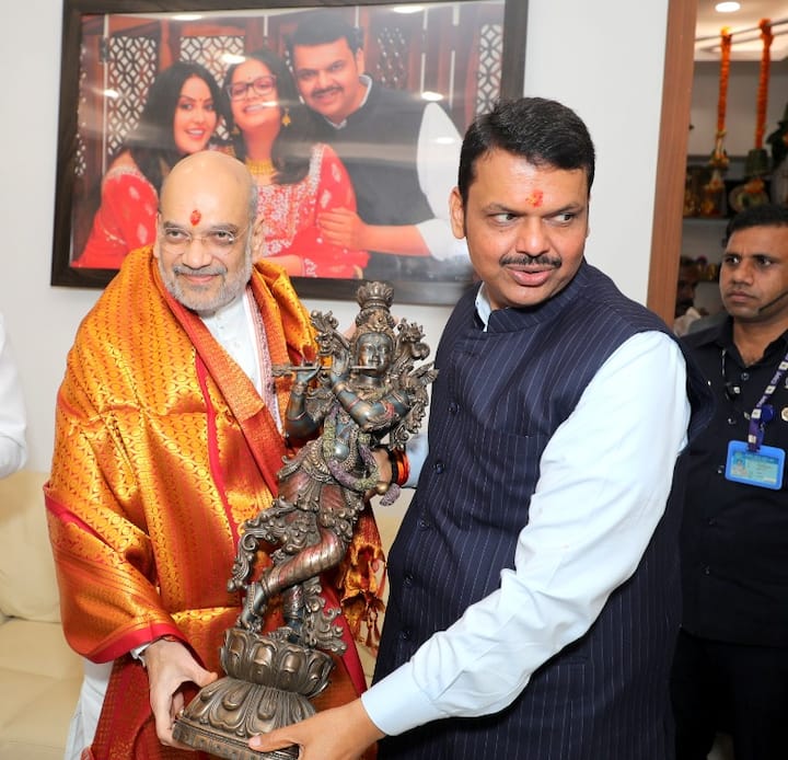 उपमुख्यमंत्री देवेंद्र फडणवीसांनीही अमित शाह यांचा शाल आणि मूर्ती देऊन स्वागत केलं.