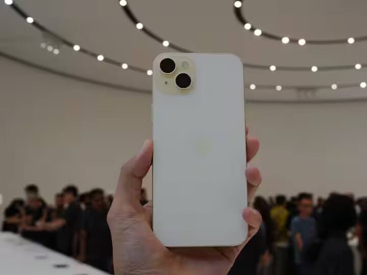 iPhone 15: ટેક દિગ્ગજ એપલ પોતાની લેટેસ્ટ અને હાઇટેક આઇફોન સીરીઝ લૉન્ચ કરી ચૂકી છે, એપલે આઇફોન 15 સીરીઝને લૉન્ચ કરી છે, અને હવે તેનું વેચાણ પણ શરૂ થઇ ગયુ છે. દર વર્ષની જેમ આ વખતે પણ એપલે સેલ્સમાં નવો રેકોર્ડ પોતાના નામે કર્યો છે. આઇફોન 15 સીરીઝના સેલિંગમાં આ વખતે કંપનીએ વેચાણના પહેલા જ દિવસે મેડ-ઇન-ઇન્ડિયા આઇફોનને વેચાણમાં મુક્યો અને ધાંસૂ 100 ટકા સેલિંગ જોવા મળ્યુ છે. આ સેલિંગ iPhone 14 ની સરખામણીએ પ્રથમ દિવસે વેચાણમાં 100% વધારે હતું.