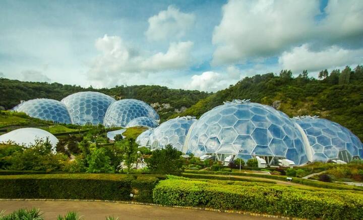 দ্য ইডেন প্রজেক্ট, কর্নওয়াল, ইংল্যান্ড-পরিবেশের ভারসাম্য রক্ষা, গ্রিন হাউস গ্যাসের নির্গমন প্রতিরোধ এবং দীর্ঘমেয়াদি সময়ের জন্য পৃথিবীকে বাসযোগ্য করে রাখার লক্ষ্য নিয়ে প্লাস্টিক এবং স্টিলে দিয়ে তৈরি করা হয়েছে গম্বুজগুলি। কৃত্রিম ভাবে এমন পরিবেশ গড়ে তোলা হয়েছে, যেখানে মরুভূমি এবং সমতলের উদ্ভিদ পাশাপাশি বেড়ে উঠতে পারে।