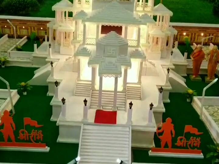सर्व जण थोरात कुटुंबाची पाठ थोपटत आहेत, राम मंदिराच्या प्रतिकृतीची प्रशंसा करत आहेत.