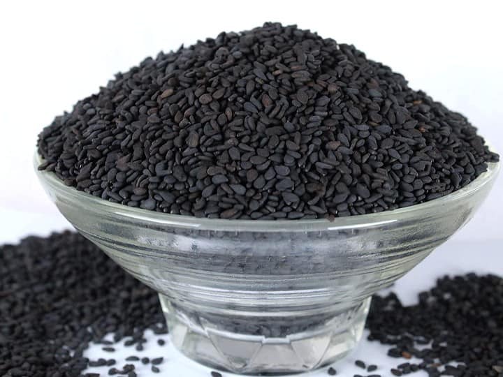 काल तिल - कोई भी श्राद्ध काले तिल के बिना अधूरा माना जाता है. तर्पण के समय हाथ में जल और काला तिल लेकर ही पूर्वजों को जल अर्पित किया जाता है. पितृ पक्ष में काला तिल घर लाने और दान करने से वंश का विस्तार होता है. संतान सुख मिलता है.