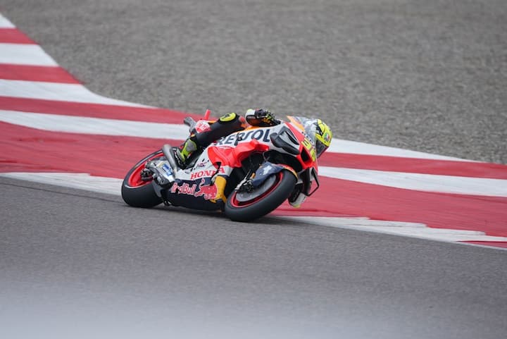 9वें स्थान पर अप्रिलिया रेसिंग के मेवरिक विनालेस और एलेक्स एस्पारगारो 10वें स्थान पर रहे. एलेक्स मार्केज़ दुर्भाग्य से अपनी Q1 एक्सीडेंट के बाद भाग नहीं ले पाए. इसलिए, आज डुकाटी ने सबसे शानदार प्रदर्शन किया और पहली मोटो जीपी भारत के सामने आने पर आज भरपूर एक्शन की पेशकश की गई.