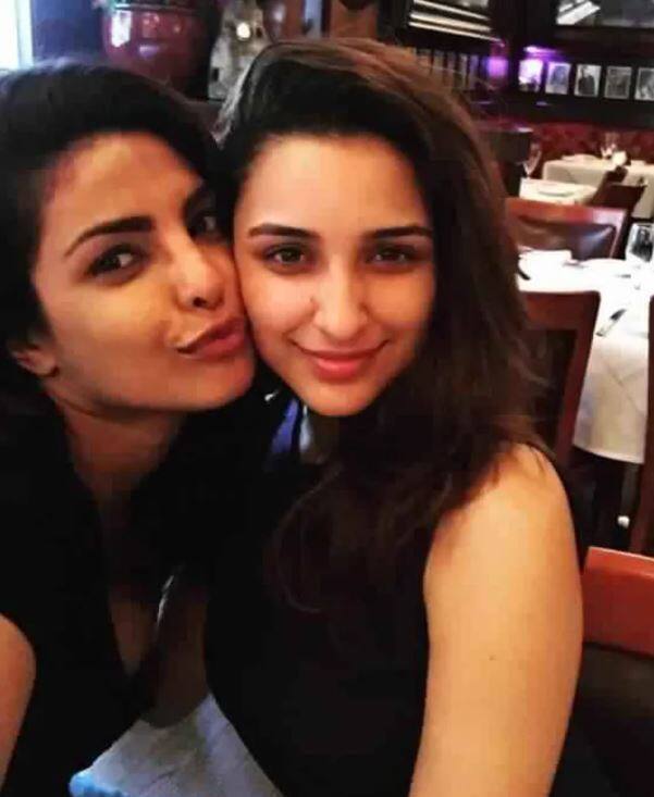 ਇਸ ਦੌਰਾਨ ਖਬਰਾਂ ਆ ਰਹੀਆਂ ਹਨ ਕਿ ਪ੍ਰਿਯੰਕਾ ਚੋਪੜਾ ਇਸ ਵਿਆਹ ਦਾ ਹਿੱਸਾ ਨਹੀਂ ਹੋਵੇਗੀ। ਉਦੈਪੁਰ ਵਿੱਚ ਪਰਿਣੀਤੀ ਚੋਪੜਾ ਅਤੇ ਰਾਘਵ ਚੱਢਾ ਦੇ ਵਿਆਹ ਦੀਆਂ ਰਸਮਾਂ ਸ਼ੁਰੂ ਹੋ ਗਈਆਂ ਹਨ। ਲਾੜਾ-ਲਾੜੀ ਦੇ ਉਦੈਪੁਰ ਪਹੁੰਚਣ ਤੋਂ ਬਾਅਦ ਸਾਰੇ ਮਹਿਮਾਨ ਵੀ ਹੌਲੀ-ਹੌਲੀ ਵਿਆਹ ਵਾਲੀ ਥਾਂ 'ਤੇ ਪਹੁੰਚ ਰਹੇ ਹਨ। ਪਰ ਇਸ ਦੌਰਾਨ ਇੱਕ ਵੱਡੀ ਖਬਰ ਸਾਹਮਣੇ ਆ ਰਹੀ ਹੈ। ਖਬਰਾਂ ਮੁਤਾਬਕ ਪਰੀ ਦੀ ਭੈਣ ਅਤੇ ਅਭਿਨੇਤਰੀ ਪ੍ਰਿਯੰਕਾ ਚੋਪੜਾ ਦਾ ਵਿਆਹ 'ਚ ਆਉਣਾ ਹੁਣ ਰੱਦ ਮੰਨਿਆ ਜਾ ਰਿਹਾ ਹੈ।