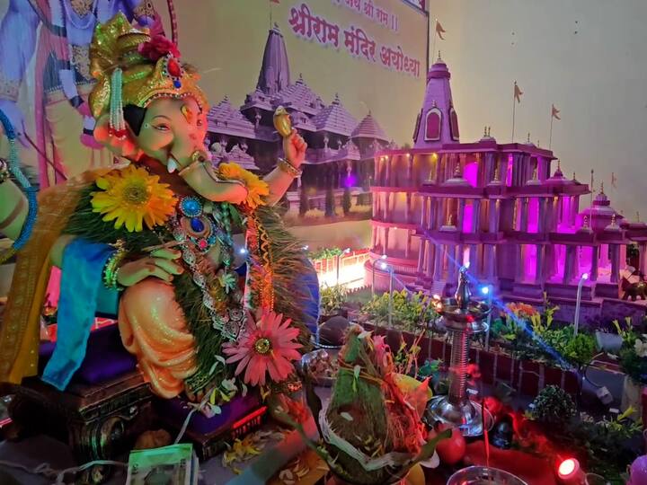 विशेष म्हणजे आयोध्या येथील राम मंदिरामध्ये जेवढे खांब लागणार आहेत तेवढेच खांब लावून हे मंदिर साकारण्यात आलं आहे.