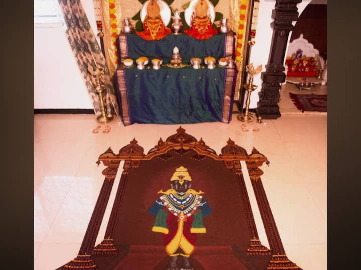 विशेष म्हणजे विठ्ठ्ल्याच्या गळ्यातील हार तयार करण्यासाठी पिस्ताच्या वरील कव्हर वापरण्यात आले आहे.