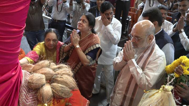 Amit Shah at Lalbaugcha Raja : केंद्रीय गृहमंत्री अमित शाह आणि त्यांच्या पत्नींनी लालबागच्या राजाचं दर्शन घेतलं.