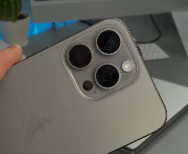 ਇਸੇ ਤਰ੍ਹਾਂ, iPhone 15 Pro Max ਦੀ ਕੀਮਤ 1,59,900 ਰੁਪਏ ਤੋਂ ਸ਼ੁਰੂ ਹੁੰਦੀ ਹੈ ਅਤੇ ਇਹ 256GB, 512GB ਅਤੇ 1TB ਸਟੋਰੇਜ ਸਮਰੱਥਾ ਵਿੱਚ ਉਪਲਬਧ ਹੈ। 1TB ਸਟੋਰੇਜ ਵਾਲਾ iPhone 15 Pro Max ਭਾਰਤ ਵਿੱਚ 1.99 ਲੱਖ ਰੁਪਏ ਵਿੱਚ ਵੇਚਿਆ ਜਾ ਰਿਹਾ ਹੈ।