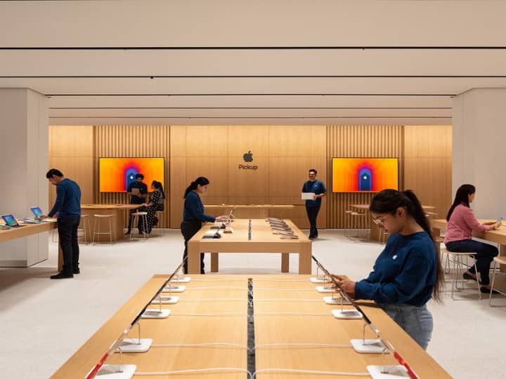 Apple store employees are earning rupees 2490 per hour says reports Apple Store पर काम कर रहे सेल्स पर्सन हर घंटे कमाते हैं इतने रुपये, अमाउंट हैरान करने वाला 