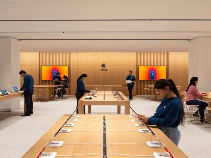 Apple Store पर काम कर रहे सेल्स पर्सन हर घंटे कमाते हैं इतने रुपये, अमाउंट हैरान करने वाला Apple store employees are earning rupees 2490 per hour says reports Apple Store पर काम कर रहे सेल्स पर्सन हर घंटे कमाते हैं इतने रुपये, अमाउंट हैरान करने वाला