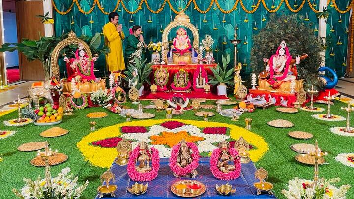 माजी मंत्री व भाजप नेते हर्षवर्धन पाटील यांच्या इंदापूर येथील भाग्यश्री बंगलो या निवासस्थानी माहेरवाशीण जेष्ठा गौरीच्या आगमनाच्या दुसर्या दिवशी गौरी-गणपती पूजन आणि महानैवेद्याचा विधी पार पडला.