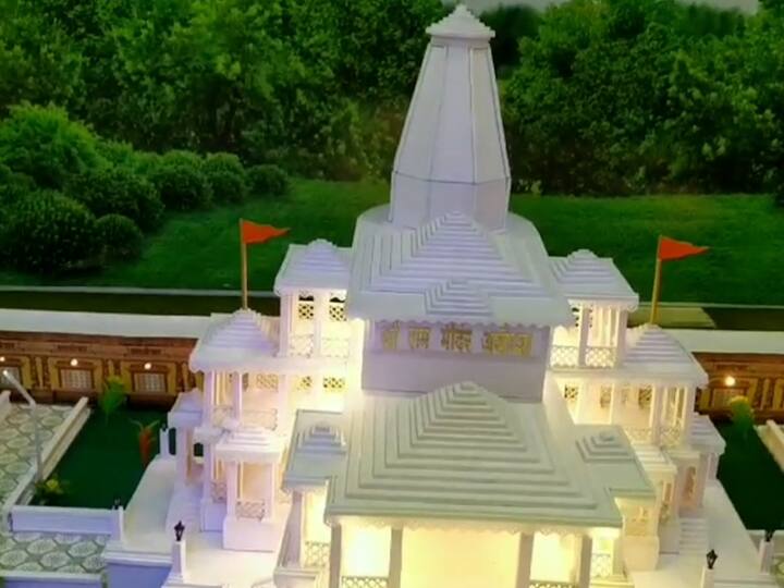 हा राम मंदिराचा देखावा पाहण्यासाठी पंढरपुरातील थोरात कुटुंबाकडे सर्वांनी गर्दी केली आहे.