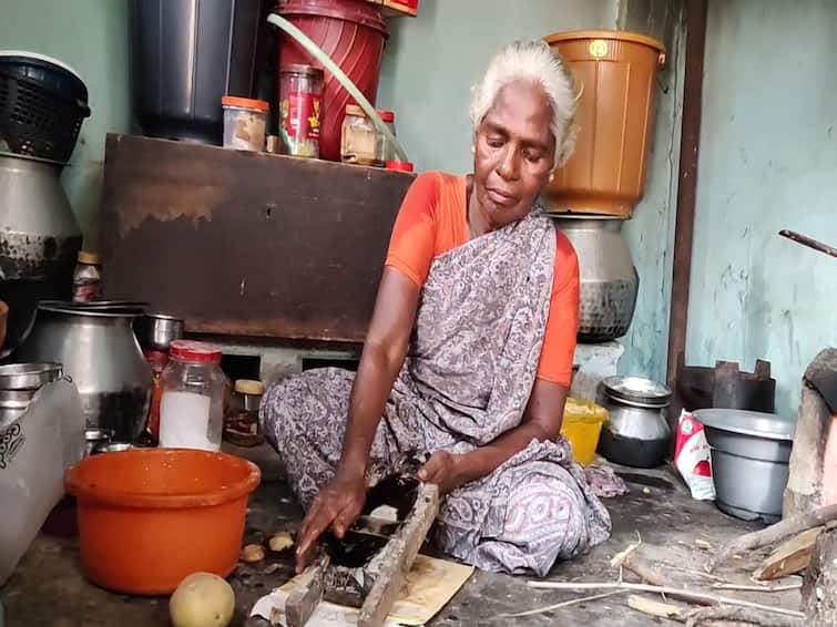 Mayiladuthurai old woman is selling snacks at low prices to government school students TNN 1 ரூபாய்க்கு பஜ்ஜி, போண்டா - 10 ரூபாய்க்கு வெரைட்டி ரைஸ் -  நெகிழ்ச்சியை ஏற்படுத்தும் பாட்டி