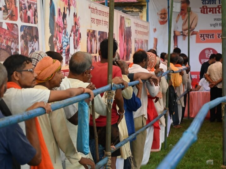 समाज सेवी राजेश दयाल सिंह ने यूपी के सलेमपुर में लगवाया मुफ्त मेडिकल कैंप, मरीजों का फ्री में हुआ इलाज