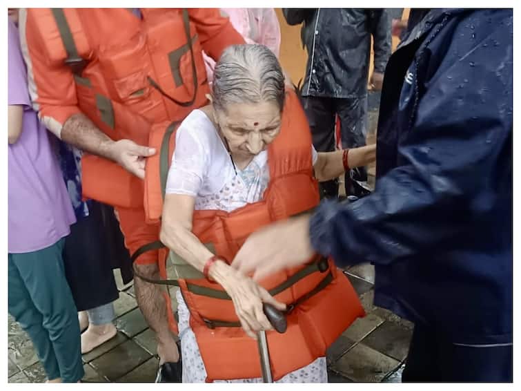 Maharashtra Nagpur Heavy Rains Rescue Relief Operations Devendra Fadnavis Eknath Shinde Nagpur Rain: Woman Killed, Over 400 Rescued. Union Minister Gadkari Visits Flood-Affected Areas