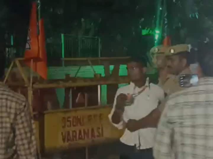 Varanasi PM Narendra Modi Convoy youth Entered Police Caught SPG interrogating ANN PM Modi के काफिले में घुसने वाले युवक को पुलिस ने दबोचा, अब SPG कर रही पूछताछ