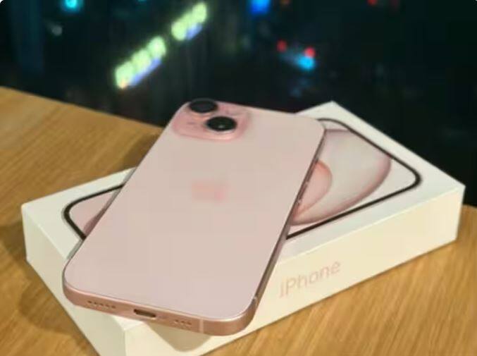 ET ਦੀ ਰਿਪੋਰਟ ਦੇ ਅਨੁਸਾਰ, iPhone 15 ਦੀ ਪਹਿਲੇ ਦਿਨ ਦੀ ਵਿਕਰੀ ਵਿੱਚ iPhone 14 ਦੇ ਮੁਕਾਬਲੇ 100% ਵਾਧਾ ਦੇਖਿਆ ਗਿਆ ਹੈ। ਇਹ ਪਹਿਲੀ ਵਾਰ ਹੈ ਜਦੋਂ ਕੰਪਨੀ ਵਿਕਰੀ ਦੇ ਪਹਿਲੇ ਹੀ ਦਿਨ ਮੇਡ-ਇਨ-ਇੰਡੀਆ ਆਈਫੋਨ ਵੇਚ ਰਹੀ ਹੈ।