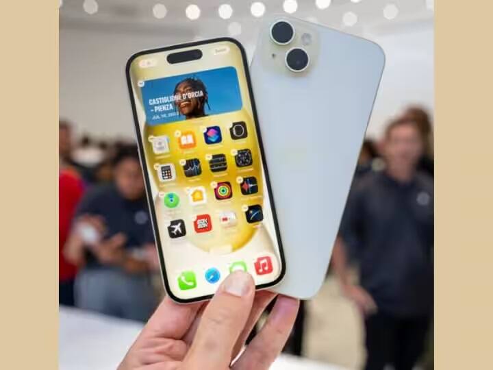 iPhone 15 અને iPhone 15 Plusનું વેચાણ શરૂ થઈ ગયું છે. તમે તેમને 128GB, 256GB અને 512GB સ્ટૉરેજ કેપેસિટી સાથે પિન્ક, યલો, ગ્રીન, બ્લૂ અને બ્લેક કલરમાં ખરીદી શકો છો, જેની શરૂઆતી કિંમત અનુક્રમે 79,900 અને 89,900 રૂપિયા છે.