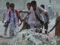 भारी बारिश की वजह से दिल्ली के दिलशाद गार्डन में स्कूल की दीवार गिरी, कई वाहन हुए क्षतिग्रस्त