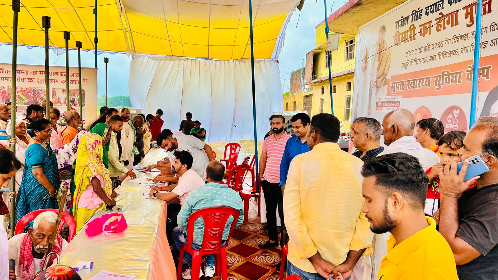 समाज सेवी राजेश दयाल सिंह ने यूपी के सलेमपुर में लगवाया मुफ्त मेडिकल कैंप, मरीजों का फ्री में हुआ इलाज