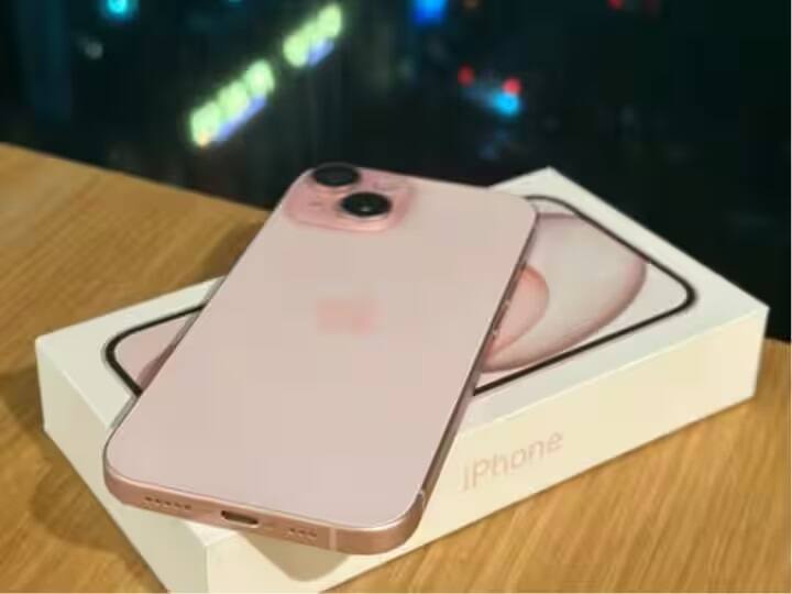 ETના રિપોર્ટ અનુસાર, iPhone 14ની સરખામણીમાં iPhone 15ના પ્રથમ દિવસે વેચાણમાં 100%નો વધારો જોવા મળ્યો છે. આ પહેલીવાર છે જ્યારે કંપની વેચાણના પહેલા જ દિવસે મેડ-ઇન-ઇન્ડિયા આઇફોનનું વેચાણ કરી રહી છે.