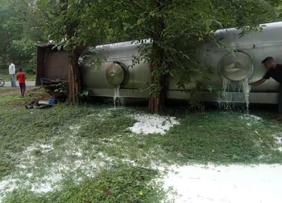 દૂધ ભરેલુ ટેન્કર રસ્તા પર પલટી મારતા રસ્તામાં જ્યાં જુઓ ત્યાં દૂધ જોવા મળી રહ્યું છે.