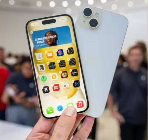 iPhone 15 ਅਤੇ iPhone 15 Plus ਦੀ ਵਿਕਰੀ ਸ਼ੁਰੂ ਹੋ ਗਈ ਹੈ। ਤੁਸੀਂ ਇਹਨਾਂ ਨੂੰ 128GB, 256GB ਅਤੇ 512GB ਸਟੋਰੇਜ ਸਮਰੱਥਾ ਵਾਲੇ ਗੁਲਾਬੀ, ਪੀਲੇ, ਹਰੇ, ਨੀਲੇ ਅਤੇ ਕਾਲੇ ਰੰਗਾਂ ਵਿੱਚ ਖਰੀਦ ਸਕਦੇ ਹੋ, ਜਿਸਦੀ ਸ਼ੁਰੂਆਤੀ ਕੀਮਤ ਕ੍ਰਮਵਾਰ 79,900 ਰੁਪਏ ਅਤੇ 89,900 ਰੁਪਏ ਹੈ।
